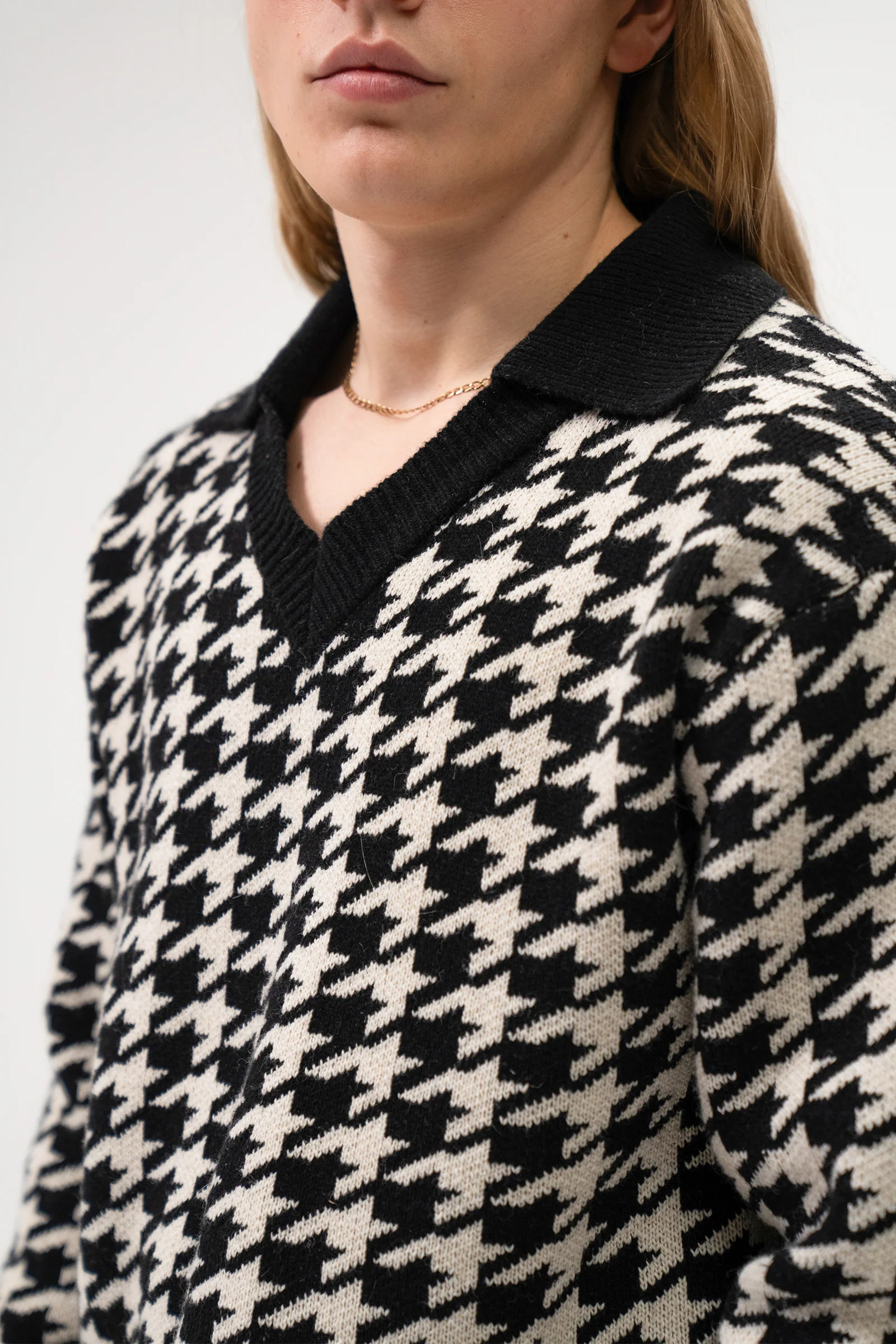 DOGTOOTH WOOL V NECK KNIT SWEATER - Image 5