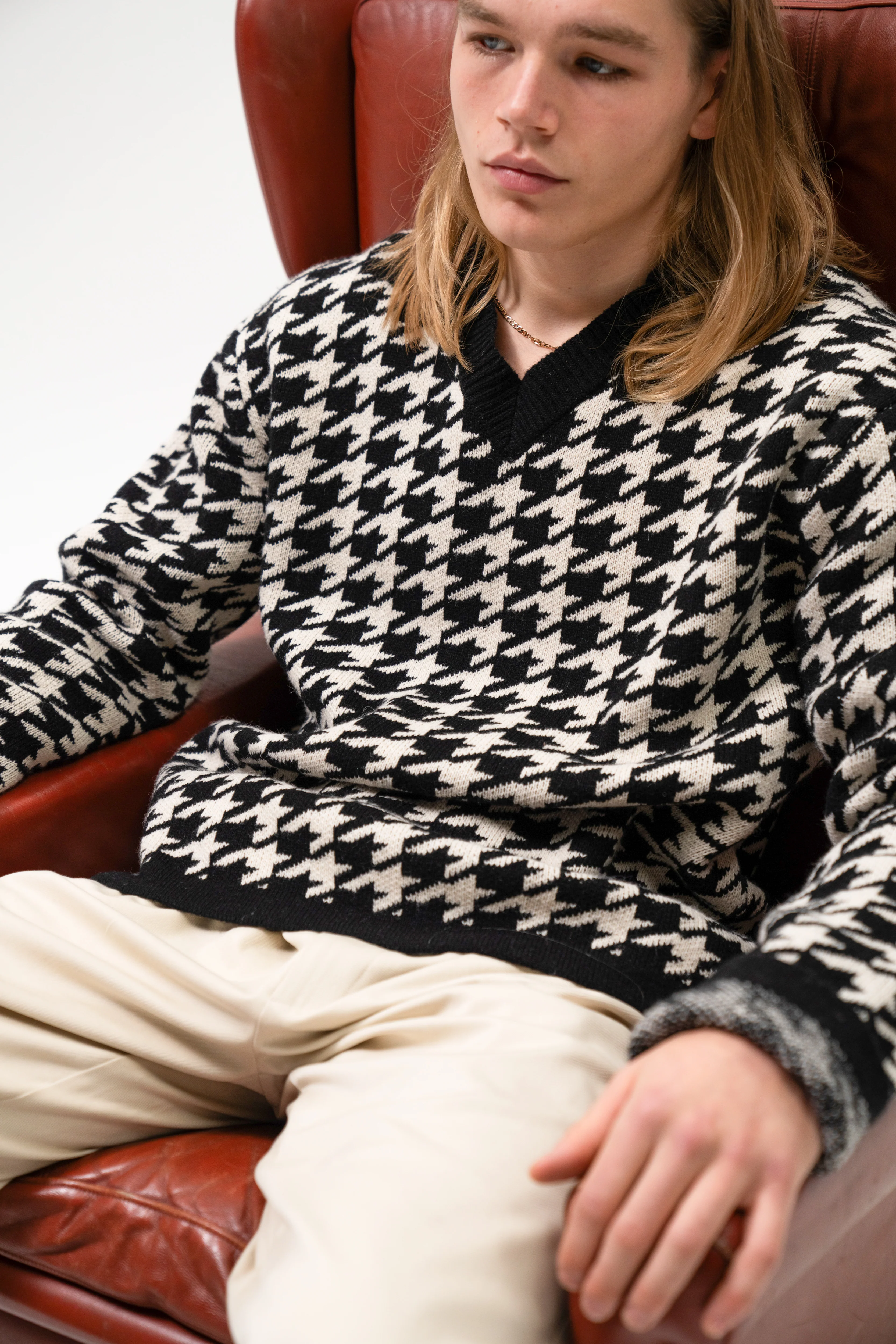 DOGTOOTH WOOL V NECK KNIT SWEATER - Image 7