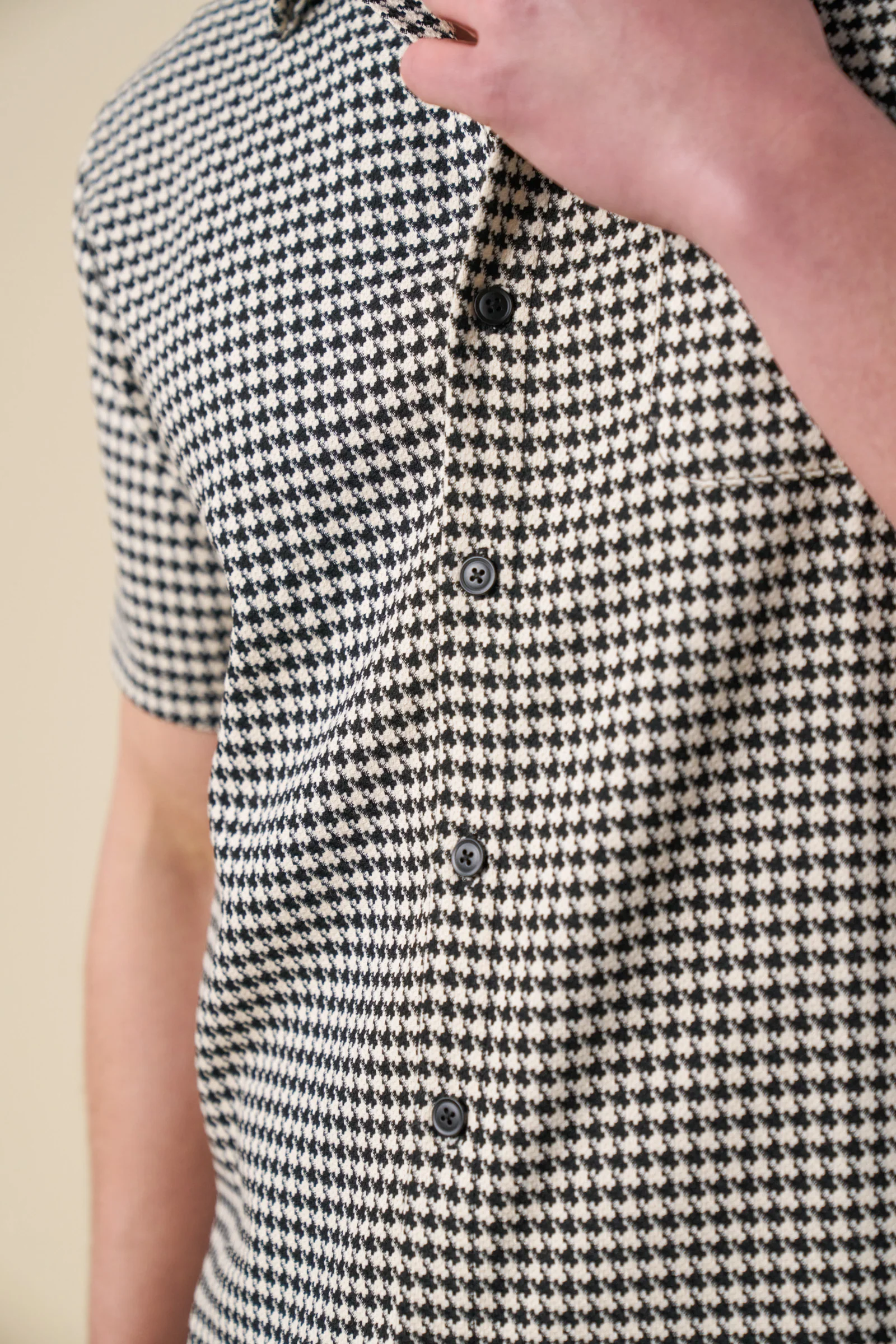 DOGTOOTH WOVEN POLO - BLACK - Image 6