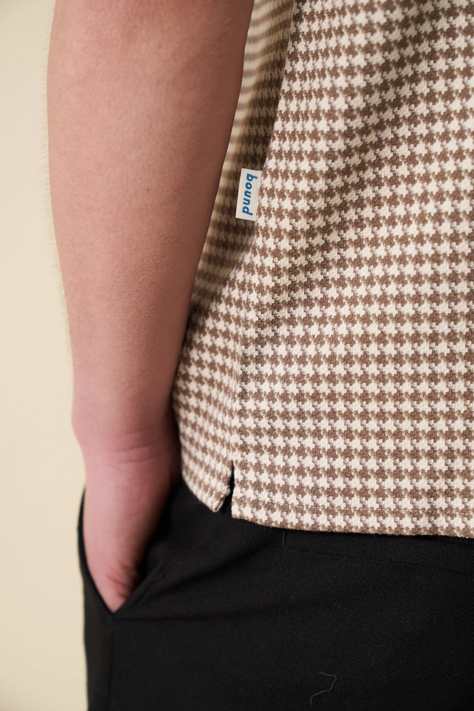 DOGTOOTH WOVEN POLO - TAN - Image 7