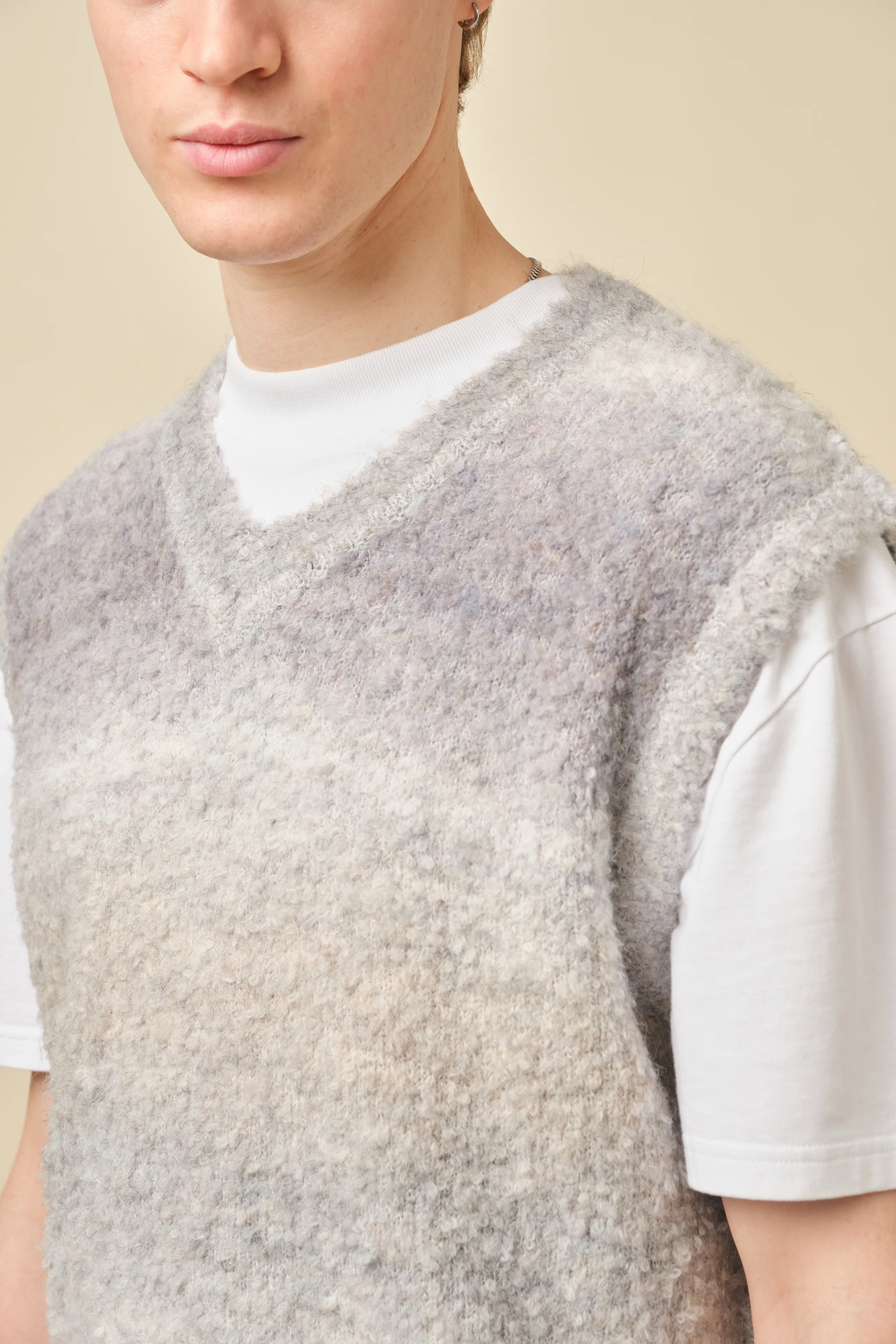 BOUCLE GRADIENT V-NECK KNIT VEST - ASH - Image 3