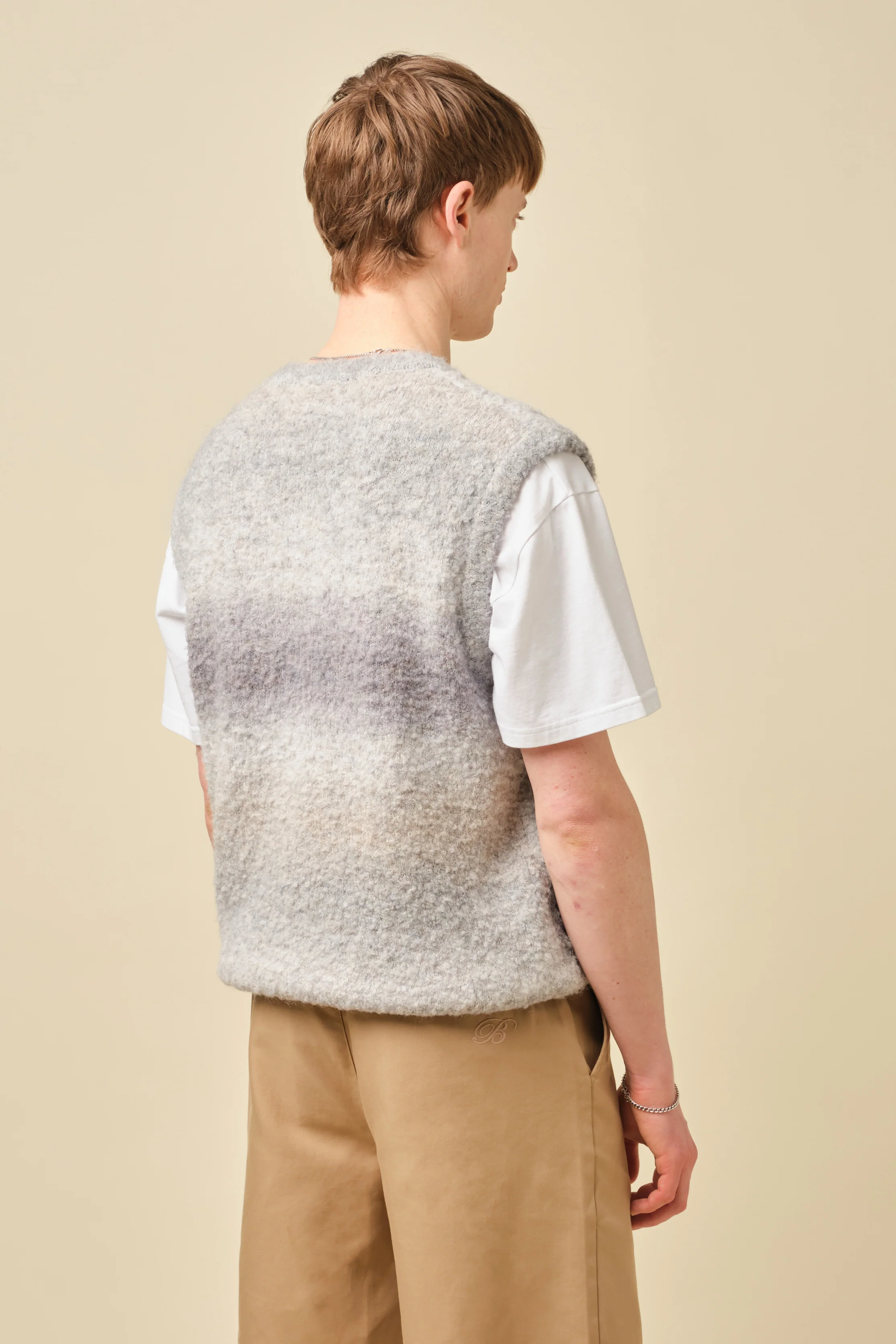 BOUCLE GRADIENT V-NECK KNIT VEST - ASH - Image 4