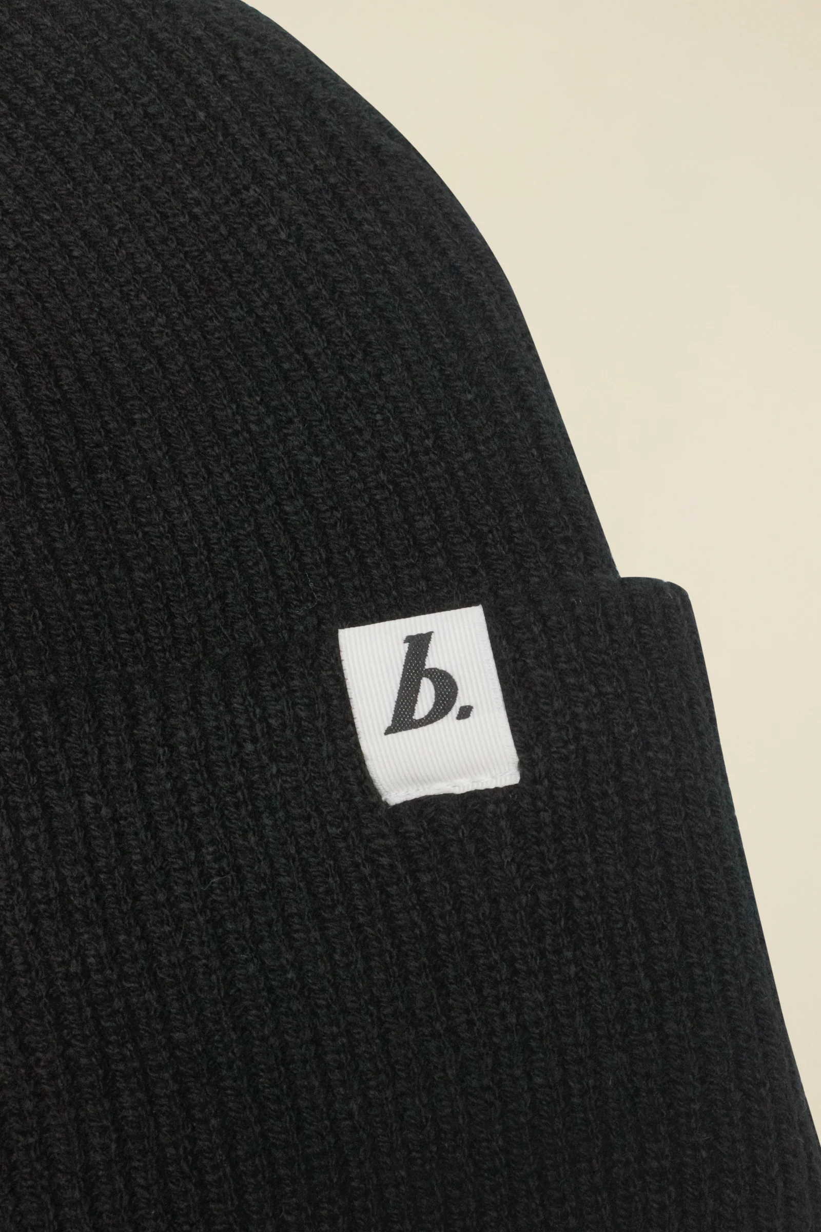 OVERSIZED RECYCLED CUFFED LABEL BEANIE - BLACK - Image 4