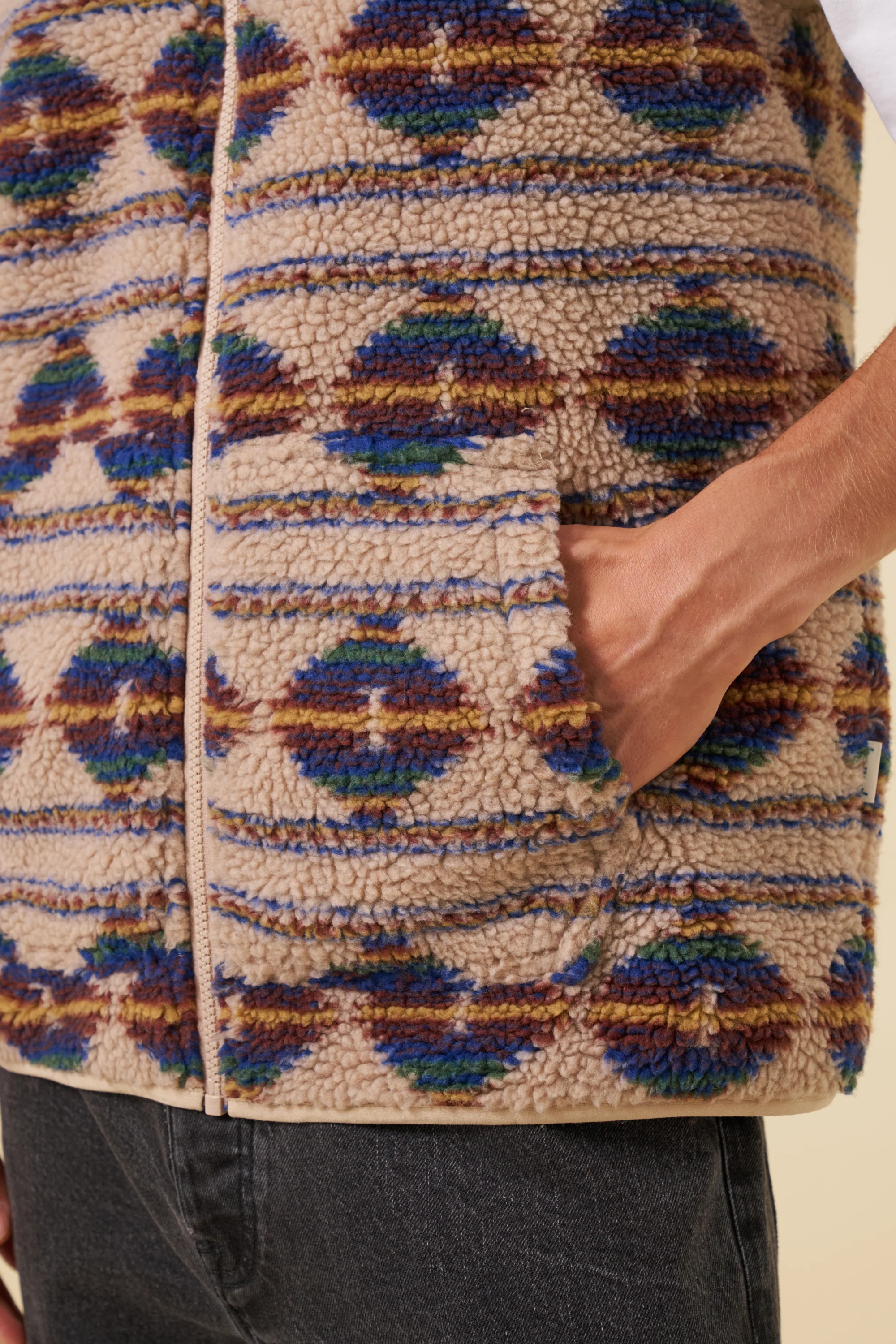 PATTERNED FLEECE GILET - CAMEL - Image 3