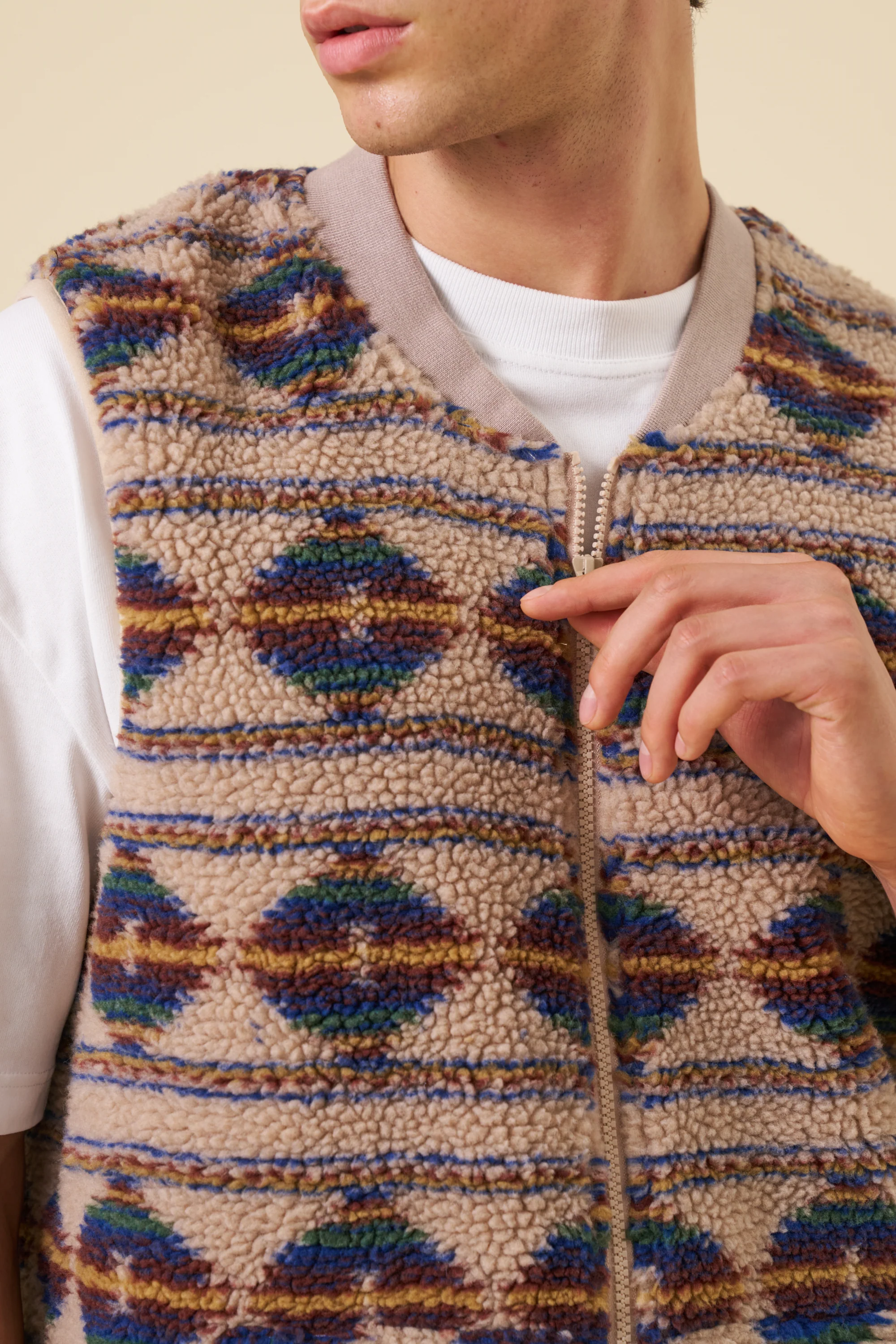 PATTERNED FLEECE GILET - CAMEL - Image 4