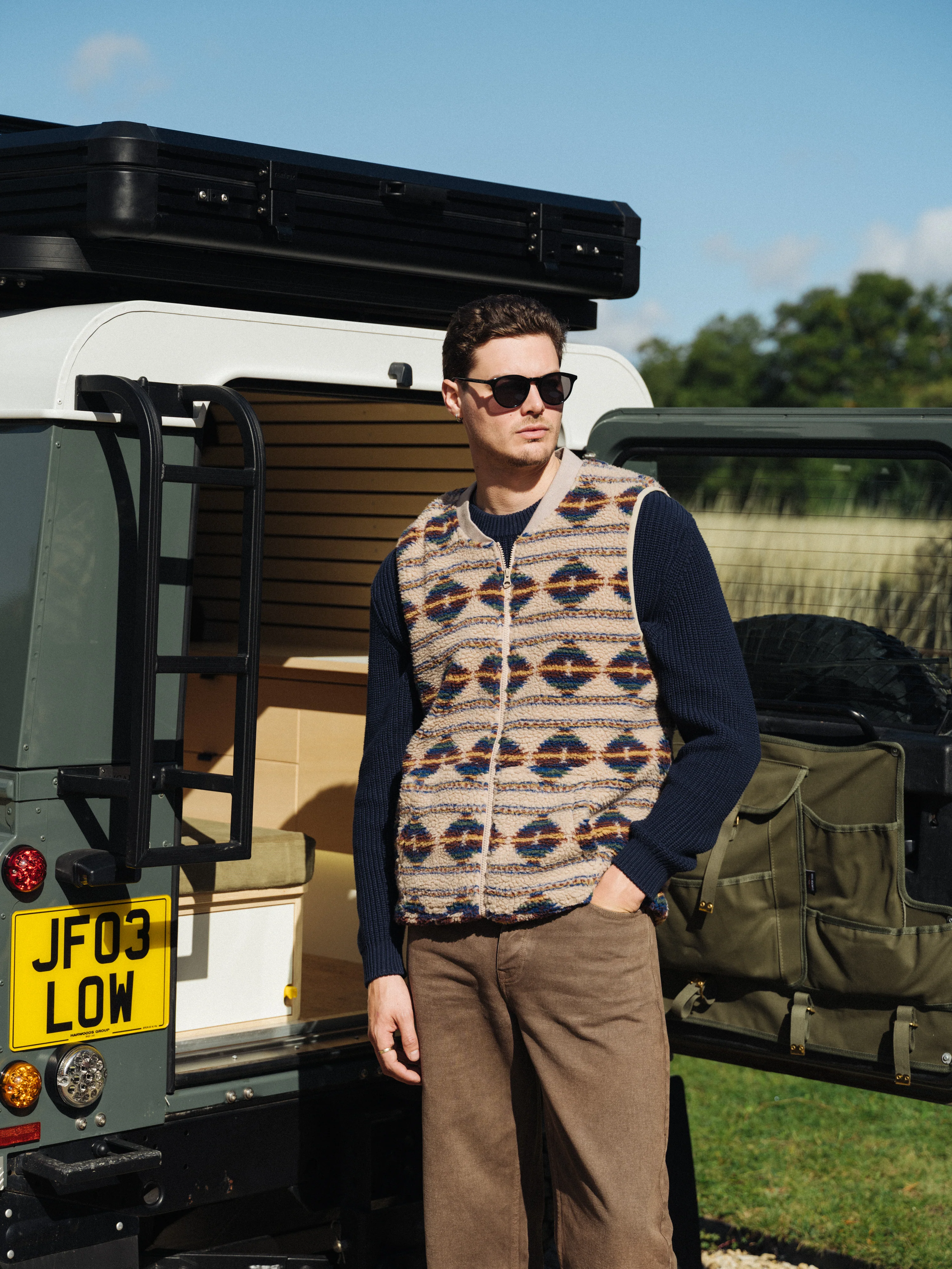PATTERNED FLEECE GILET - CAMEL - Image 8