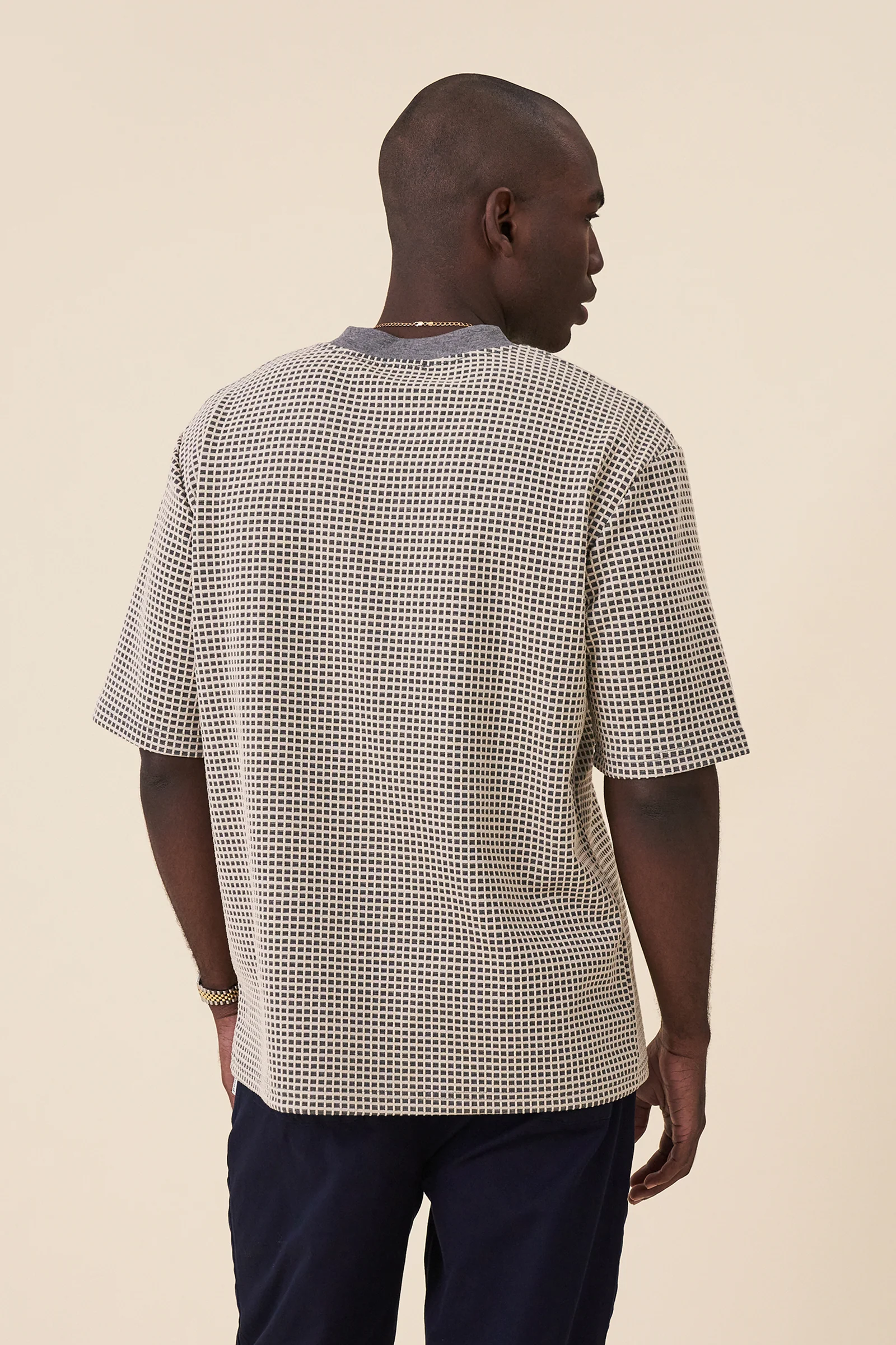 RAISED SQUARE JACQUARD TEE - GREY - Image 3
