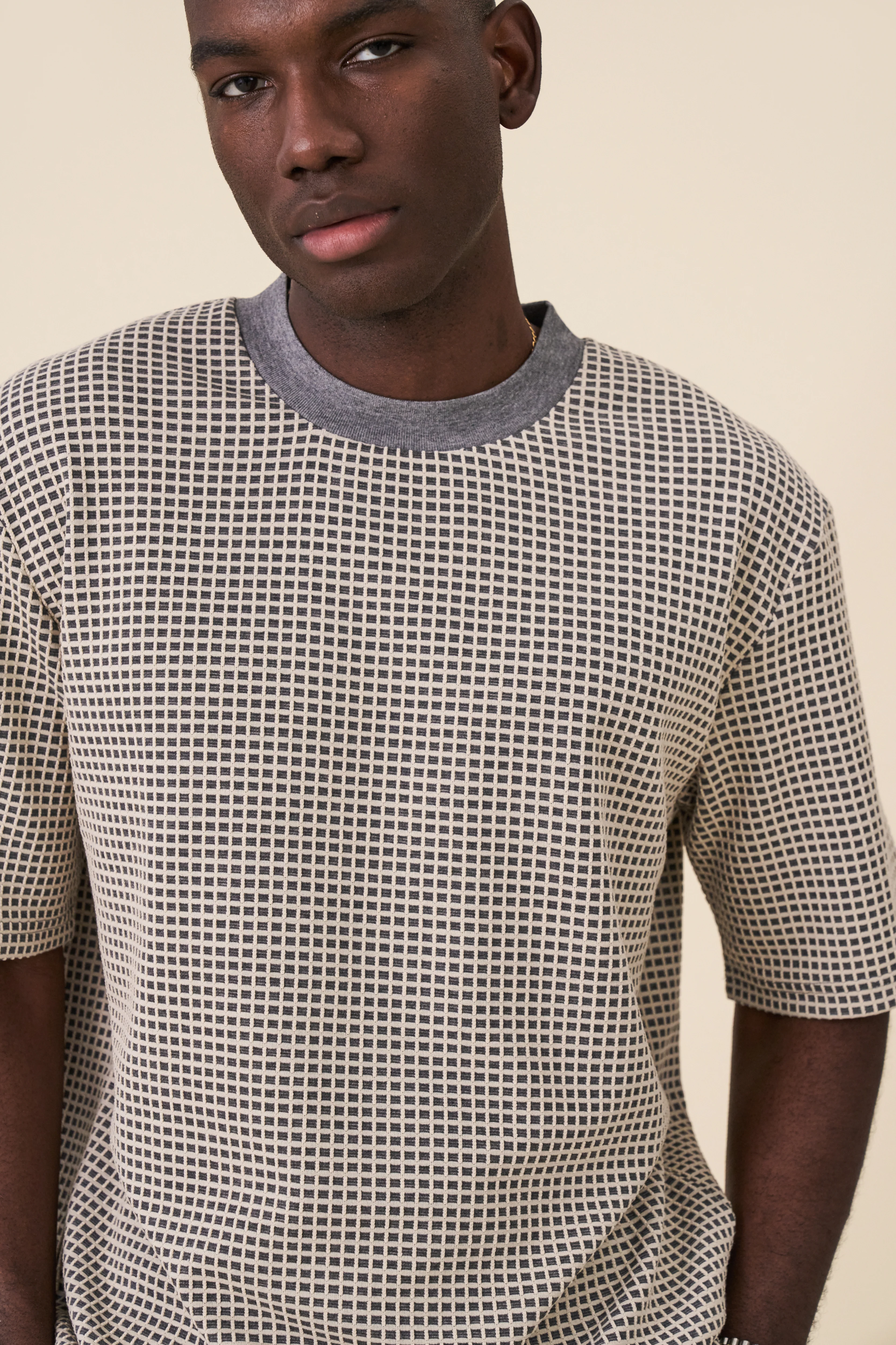 RAISED SQUARE JACQUARD TEE - GREY - Image 4