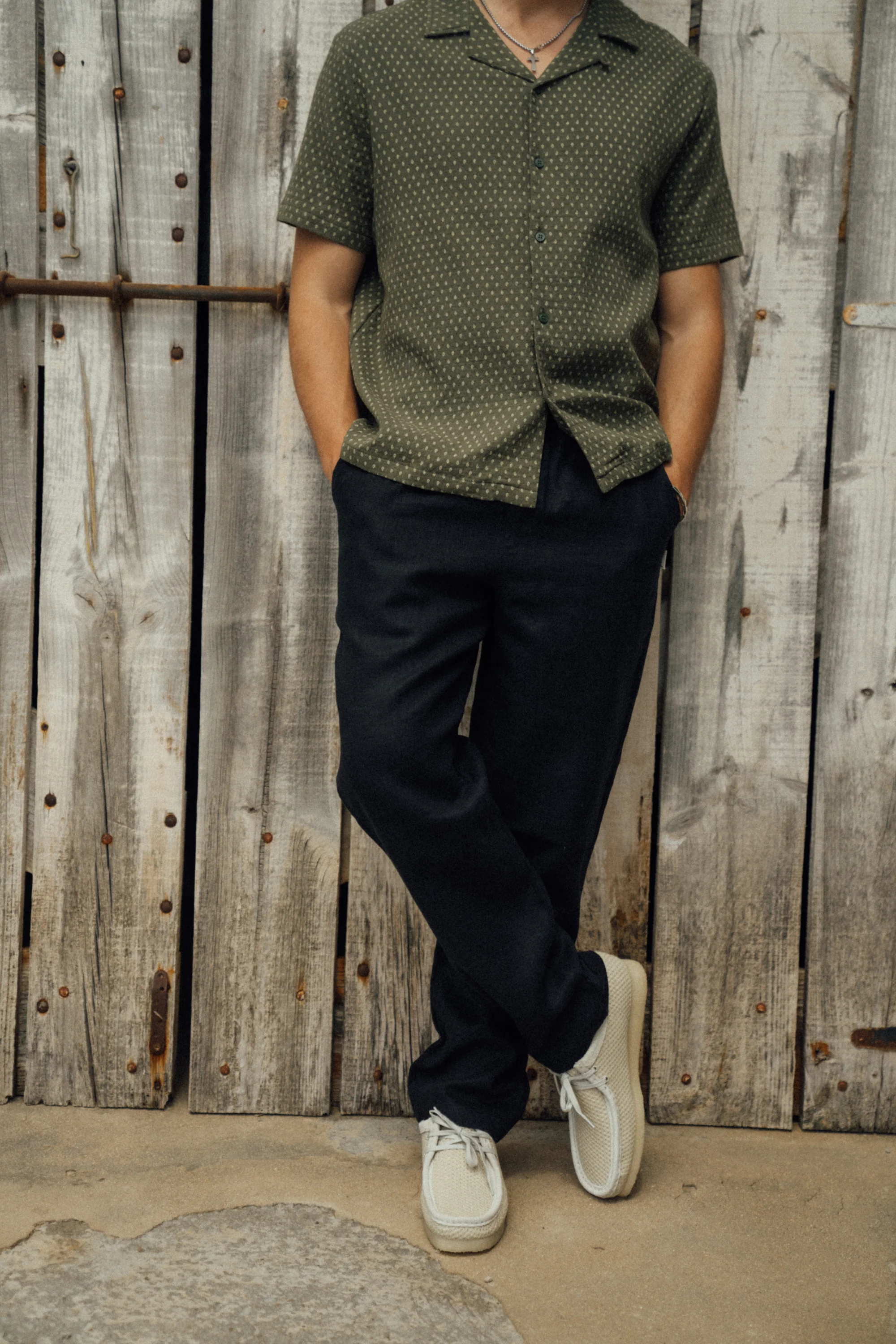 RELAXED LINEN TROUSERS - BLACK - Image 2