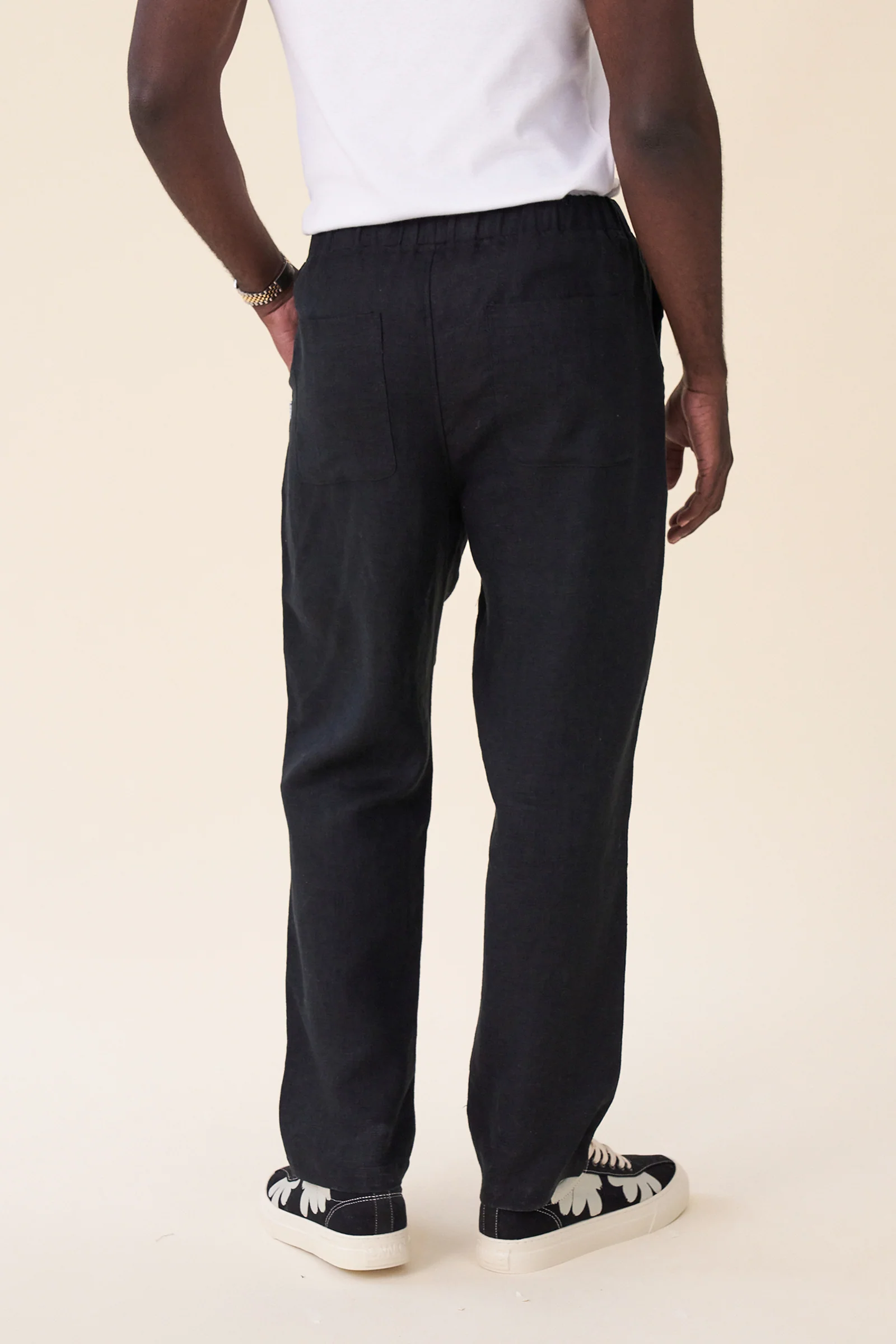 RELAXED LINEN TROUSERS - BLACK - Image 3