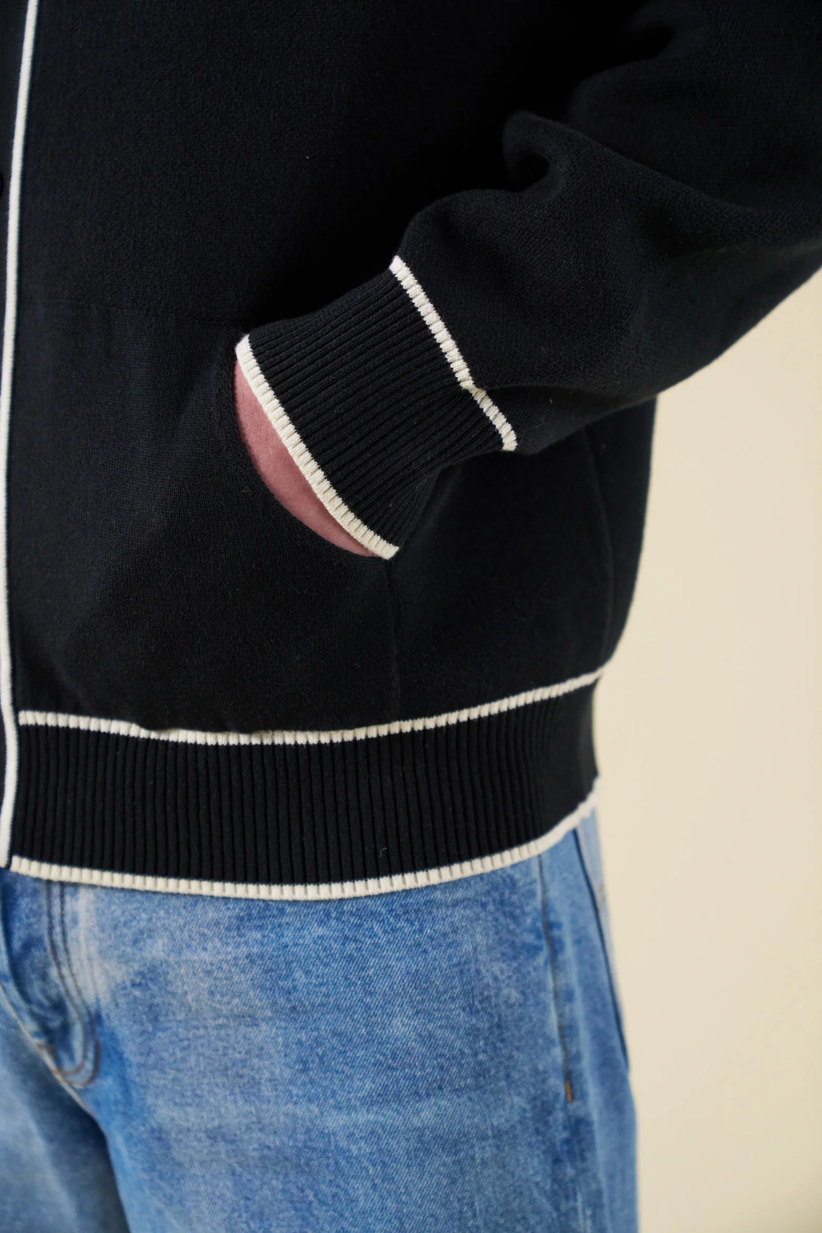 SIGNATURE CHENILLE CARDIGAN - BLACK - Image 6