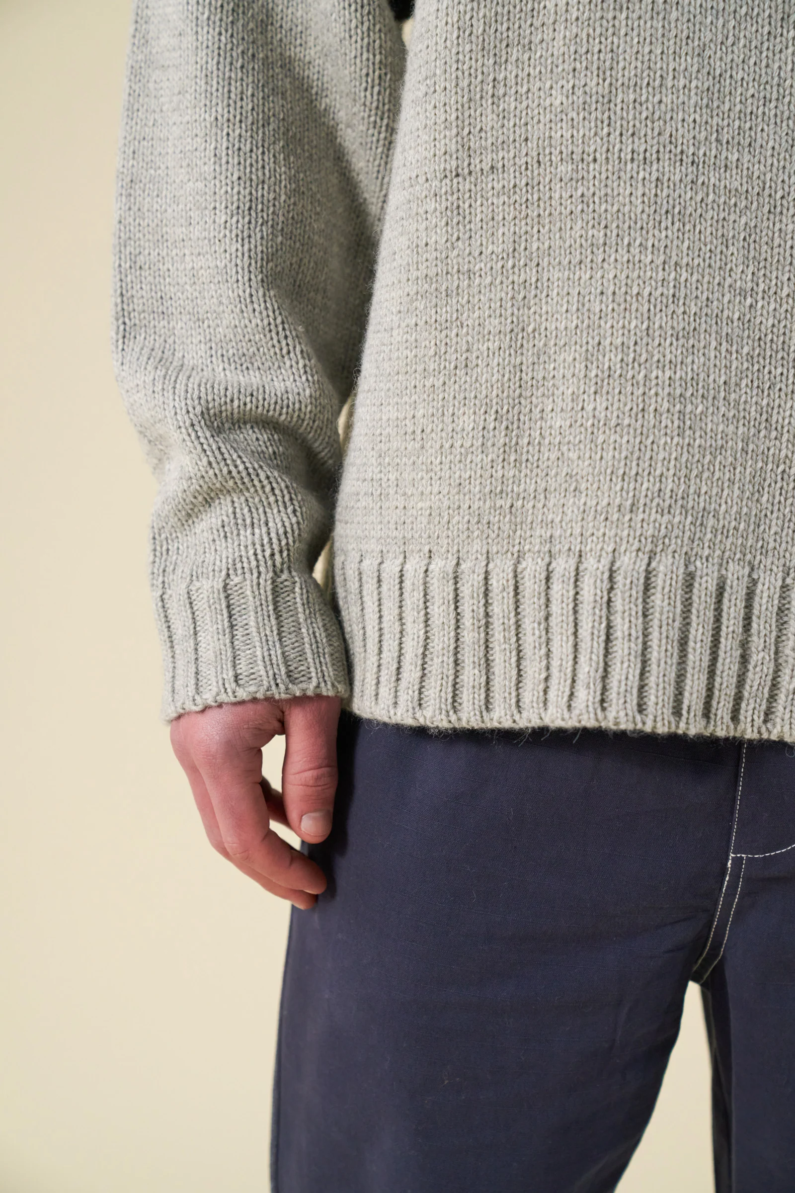 SIGNATURE INTARSIA KNIT SWEATER - GREY - Image 7