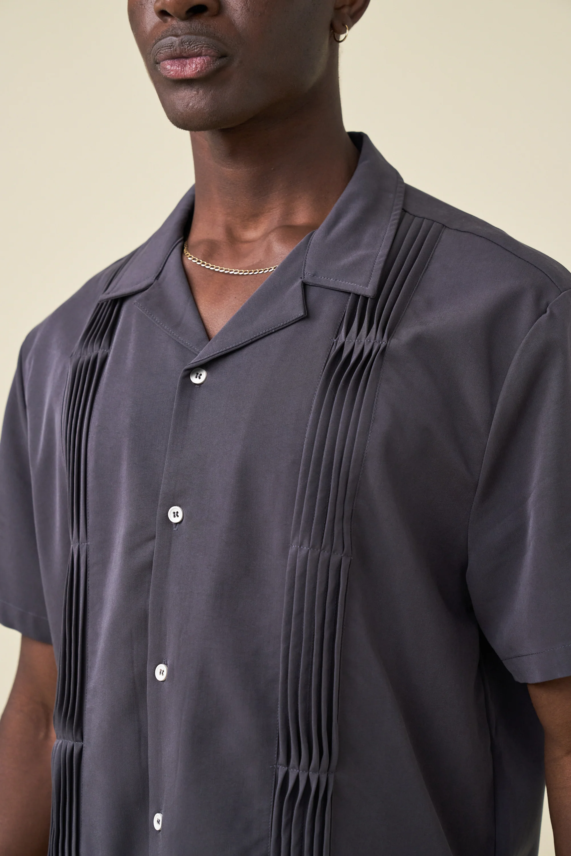 STRIKER PLEATED BOWLING SHIRT - COAL TENCEL - Image 6