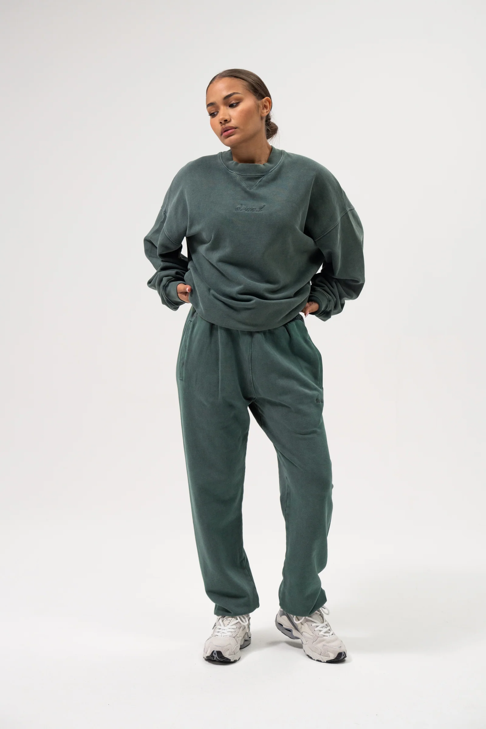 SUSTAIN WASHED GREEN SWEATER & JOGGERS SET - Image 2